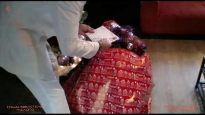 අම්මේ, මට මගේ නත්තල් තෑග්ග ලැබුනා ලොකු බූරුවෙක් එක්ක කුකුළාට පිස්සු